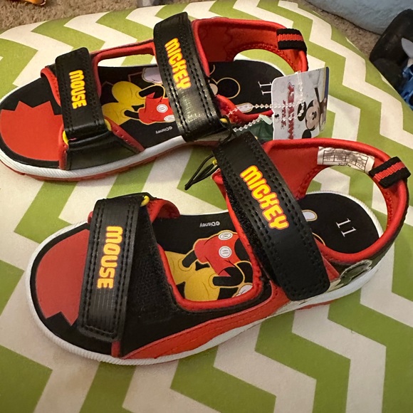 NWT Disney Mickey Mouse Red Black Sandals Size 11 - Picture 2 of 4